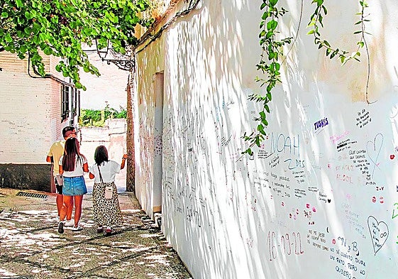 Vandalismo. Esta imagen pertenece a una información publicada el jueves 4 de octubre en la que se daba cuenta de la 'plaga' de pintadas a rotulador que se ha propagadopor las calles del Albaicín.