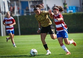 Alexia Fernández intenta dejar atrás a una futbolista de la Real Sociedad.