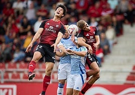 Balón aéreo dividido durante el partido en Anduva.