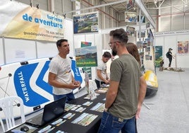 Una pareja solicita información a una empresa de actividades en la naturaleza en Tierra Adentro.