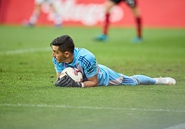 Diego Mariño atrapa un balón dentro de su área en Anduva.