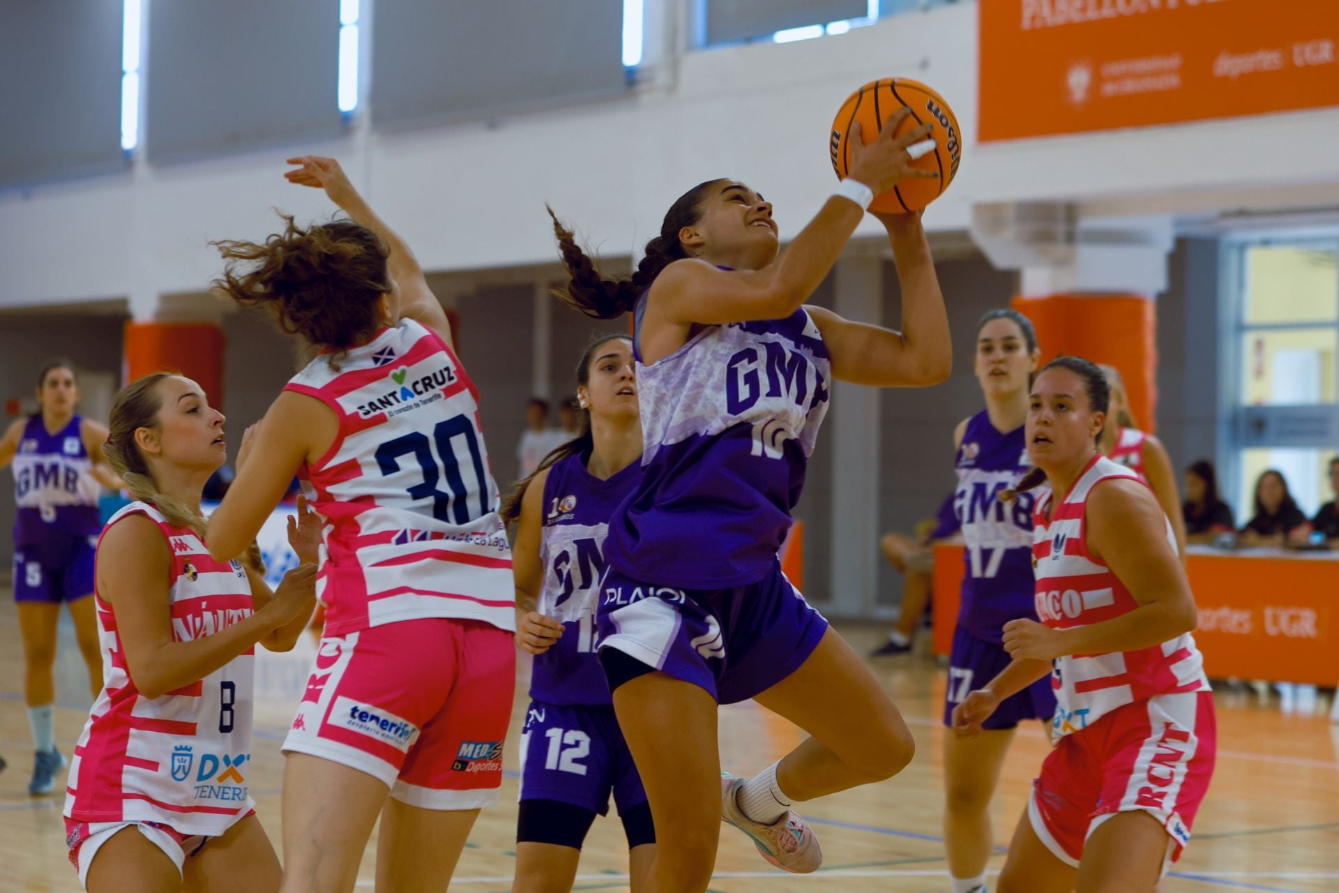 María Sánchez lanza entre la defensa del Náutico de Tenerife.