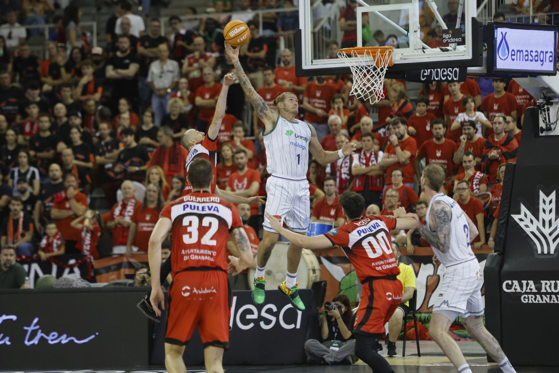 El Unicaja, como aquí Dylan Osetkowski, pareció un gigante en el Palacio de los Deportes.