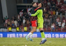 Leo Baptistao y Luis Maximiano celebran la importante victoria frente al Burgos.