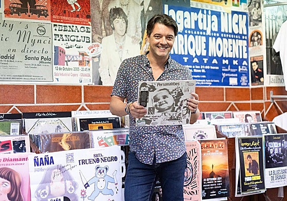 Cristóbal García, con un disco de Teenage Fanclub, en Discos Bora Bora.