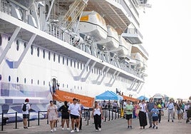 Cruceristas en el puerto de Motril.