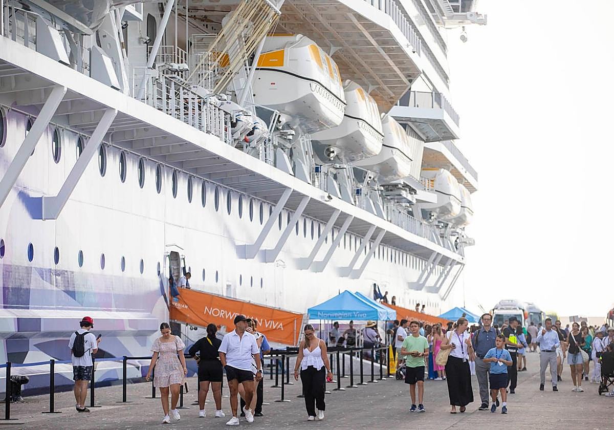 Cruceristas en el puerto de Motril.