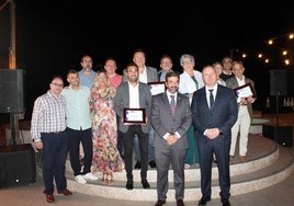 Foto de familia de orgnaizadores premiados y el alcalde de Loja.