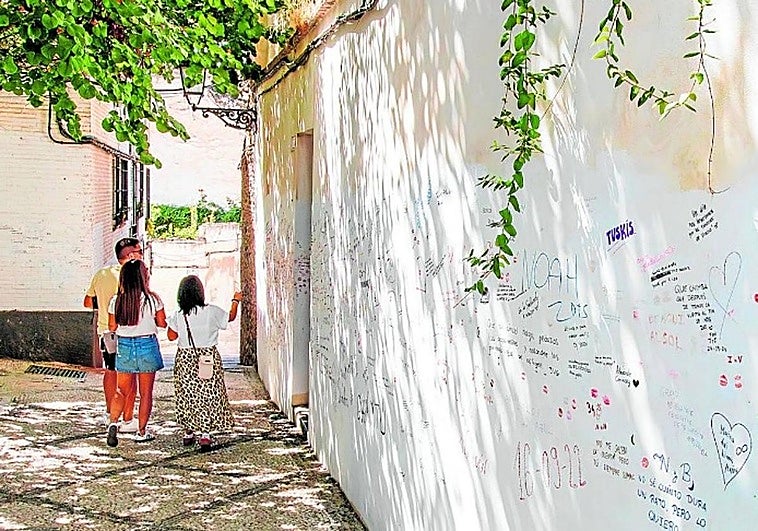 Vandalismo. Esta imagen pertenece a una información publicada el jueves 4 de octubre en la que se daba cuenta de la 'plaga' de pintadas a rotulador que se ha propagadopor las calles del Albaicín.