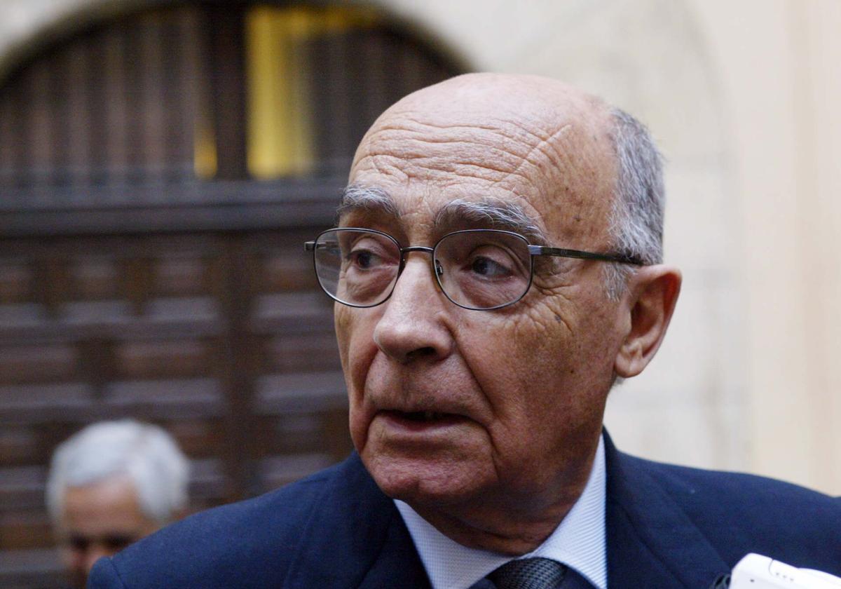 En 2001 tuvo tan alta distinción José Saramago, que ingresó en la UGR siendo Nobel de Literatura.