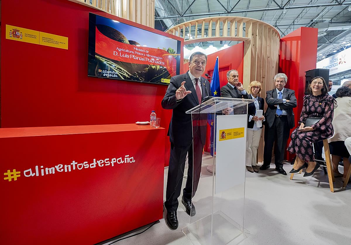 El ministro Luis Planas durante la inauguración oficial de la feria.