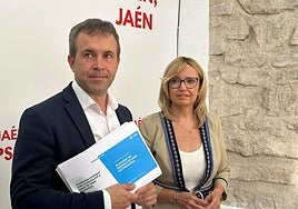 El portavoz socialista Julio Millán y la concejala María del Carmen Angulo