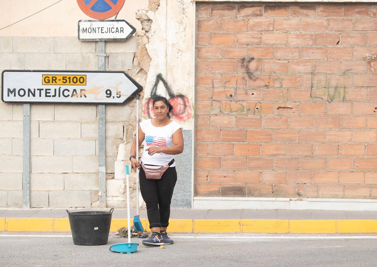 Imagen secundaria 1 - Cola en el supermercado Tanke de la calle Real, una de las limpiadoras de Guadahortuna y otra mujer con su carro de la compra.