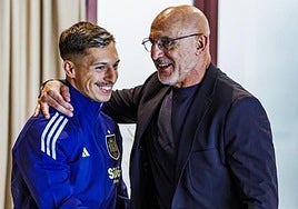 Bryan Zaragoza recibe el abrazo de Luis de la Fuente al sumarse a la concentración.