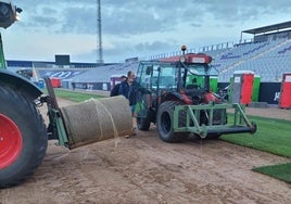 El césped de La Victoria se está cambiando sin coste para el club blanco y el Ayuntamiento de Jaén