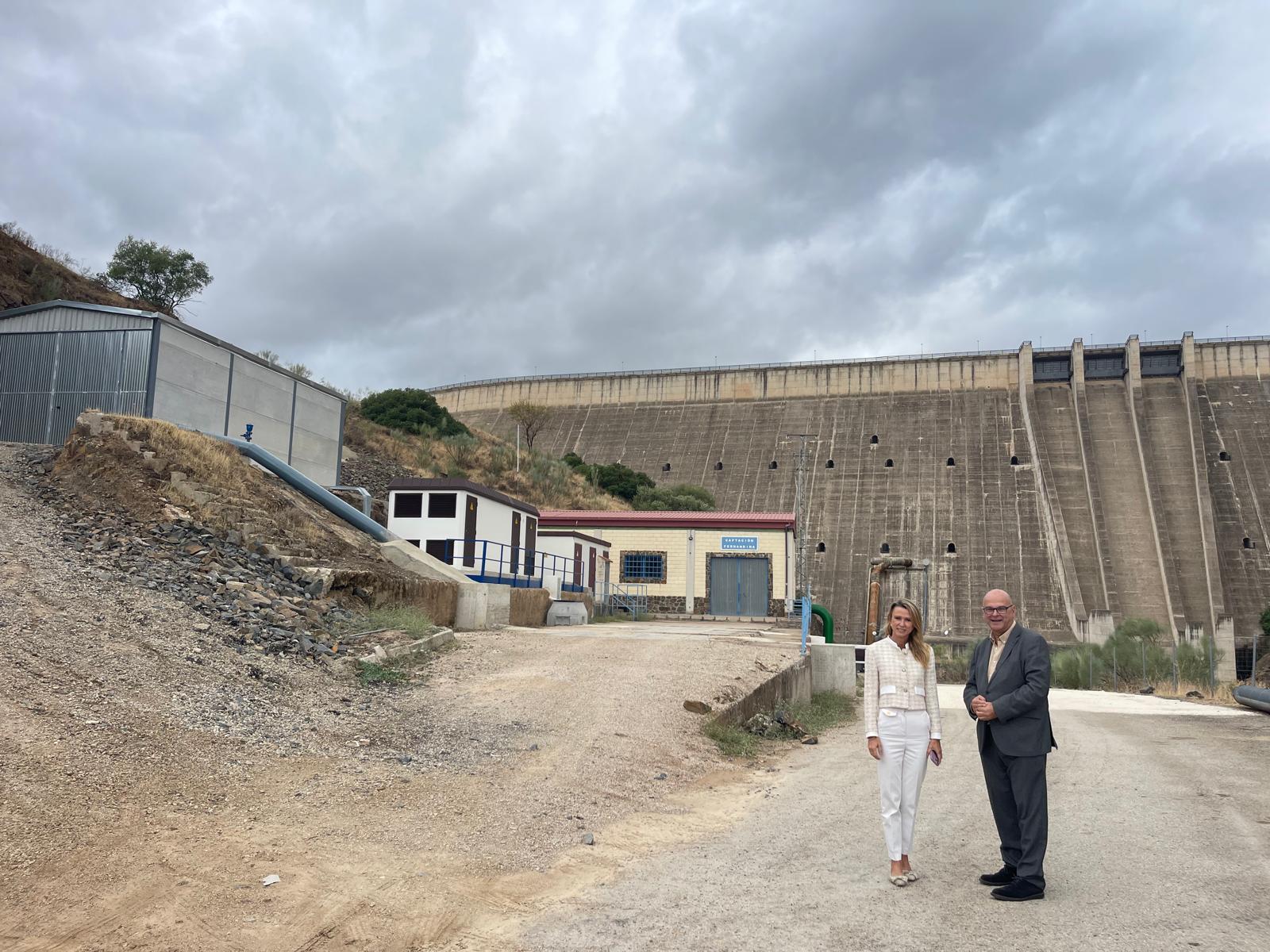 Manuel Fernández junto a la ingeniera jefa de coordinación de la CHG de la zona de Jaén, Stella Montoro.