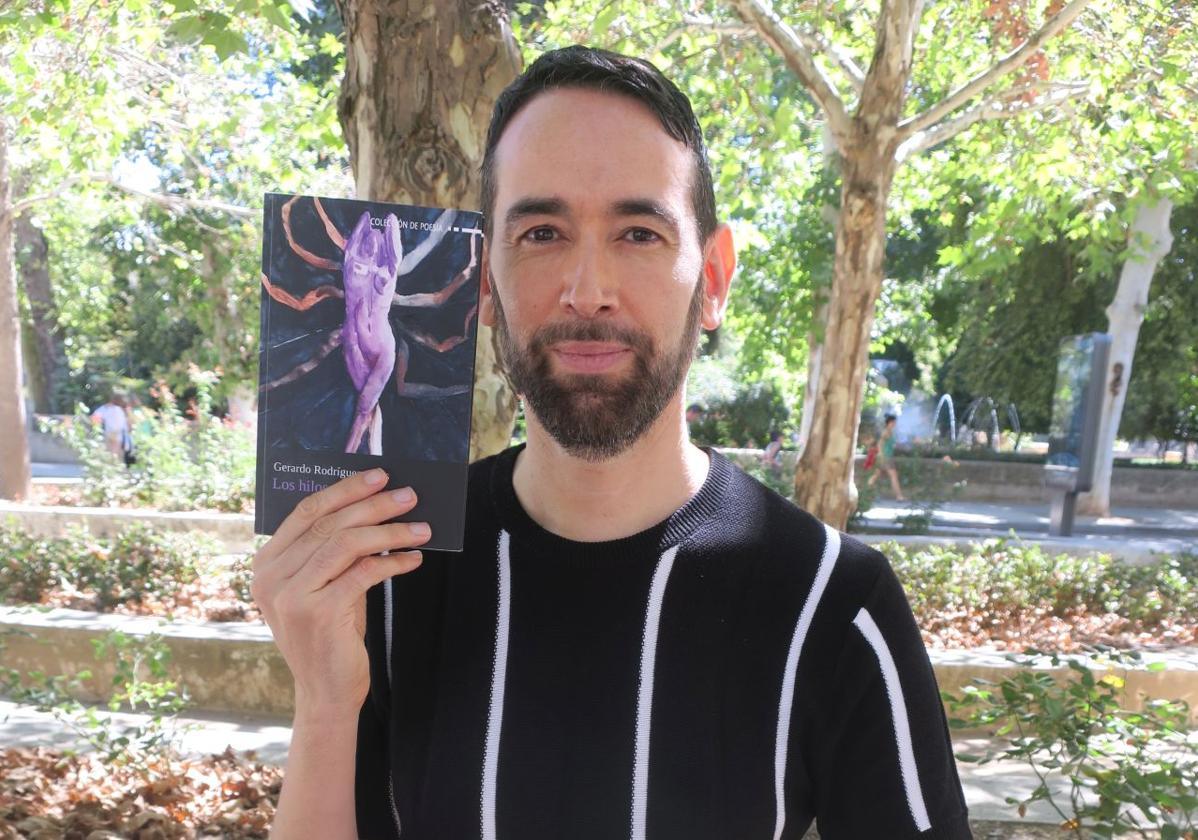 Gerardo Rodríguez Salas, con su libro.