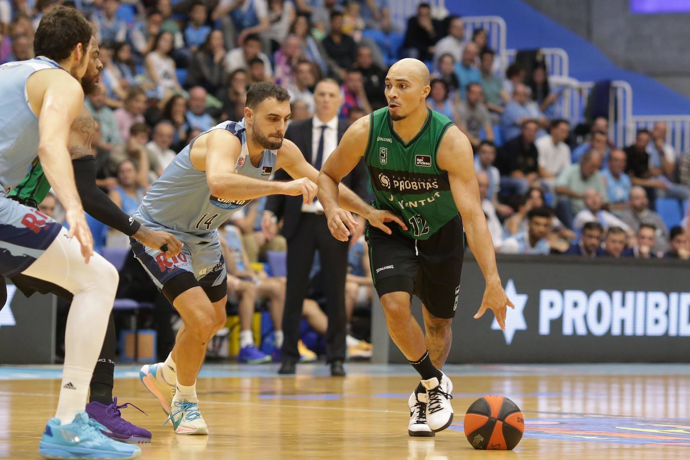 Albert Ventura (i) defiende a Andrews, con el Breogán.