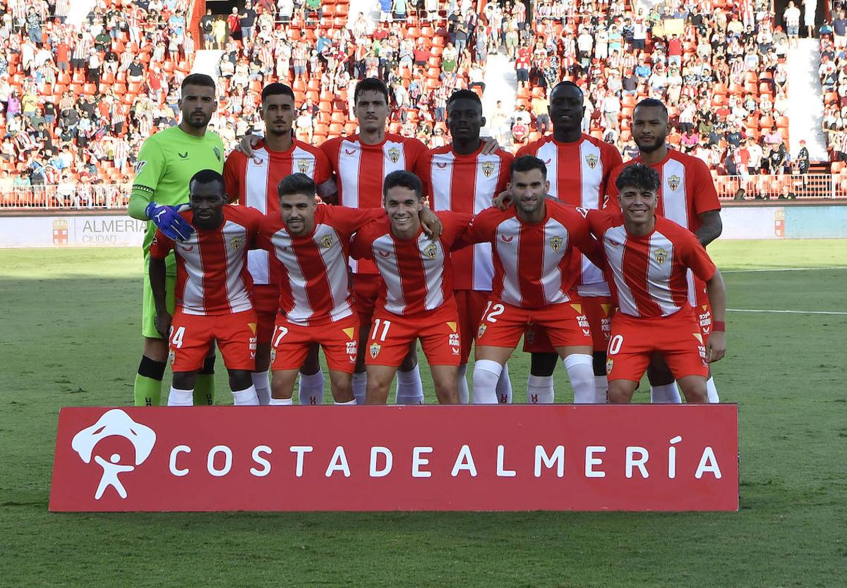 La camiseta de la UD Almería, sin patrocinador, lucirá la publicidad de DAZN.