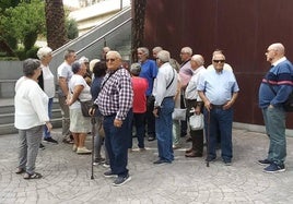 Reunión de los vecinos a las puertas de Delegación.