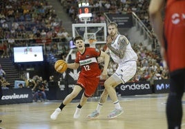 Agustín Ubal sube el balón en un ataque granadino frente a Olek Balcerowski, del Unicaja.