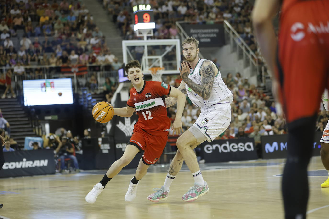 Agustín Ubal sube el balón en un ataque granadino frente a Olek Balcerowski, del Unicaja.