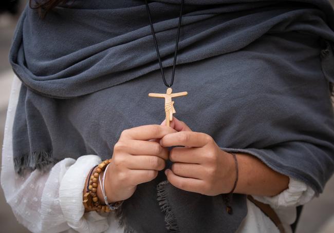 Crucifijo de madera que Carlota lleva anudado a su cuello.