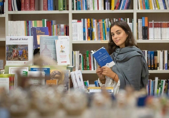 Carlota con 'El vía crucis de las mujeres' en una librería de Granada.