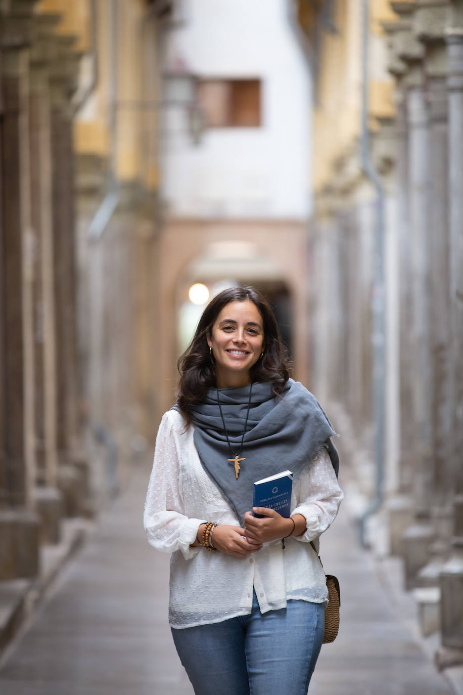 Carlota, en una de las calles de la Alcaicería.