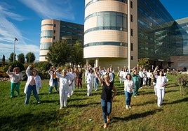 Madres y sanitarias participan en un 'flashmob' para reivindicar la lactancia materna en el Clínico San Cecilio.