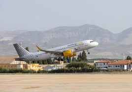 Avión de Vueling aterrizando en el aeropuerto de Granada.