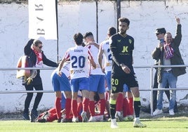 Los jugadores del Barbastro celebran el gol de Franc Carbonell frente al Almería