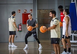 Rafa García y Osi Cerdà, por detrás de él, en un entrenamiento del Covirán.