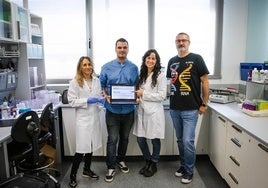 Laura Sánchez, Alejandro Rubio, Sara Rodríguez y Guillermo Peris posan con la versión digital del estudio.