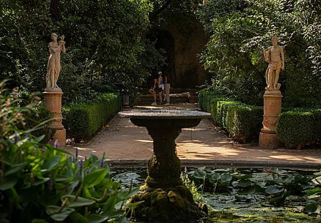 Fuente y dos de las esculturas del Jardín Francés.