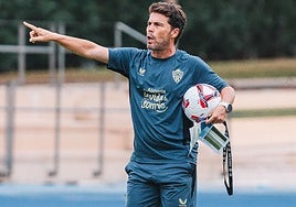 Rubi dirigiendo un entrenamiento