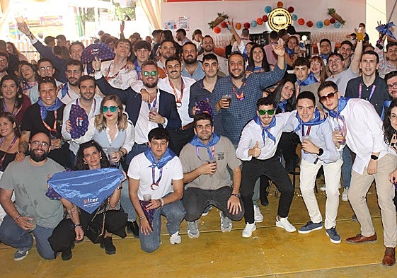 Clientes disfrurando del primer día de feria en una caseta