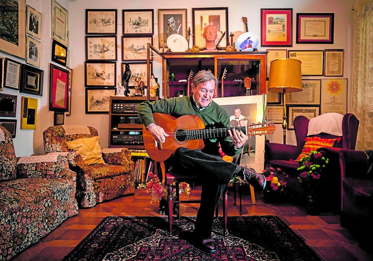 José Manuel en el estudio de Manuel Cano, con la guitarra que su padre tocó por todo el mundo.