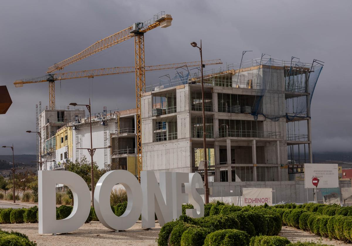 Obras de construcción del edificio de administración del acelerador, frente al complejo UGR Dones.