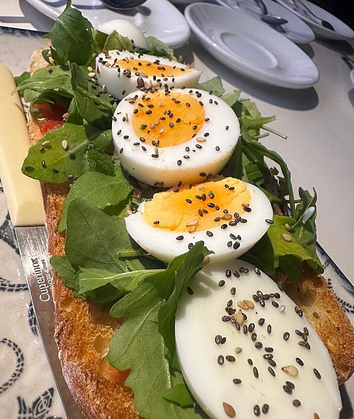 Imagen secundaria 2 - La pequeña cafetería con «las mejores tostadas de Granada» según Google: «No quiero agrandarla»