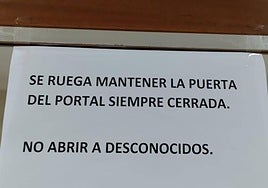 Cartel en el portal de Las Perlas