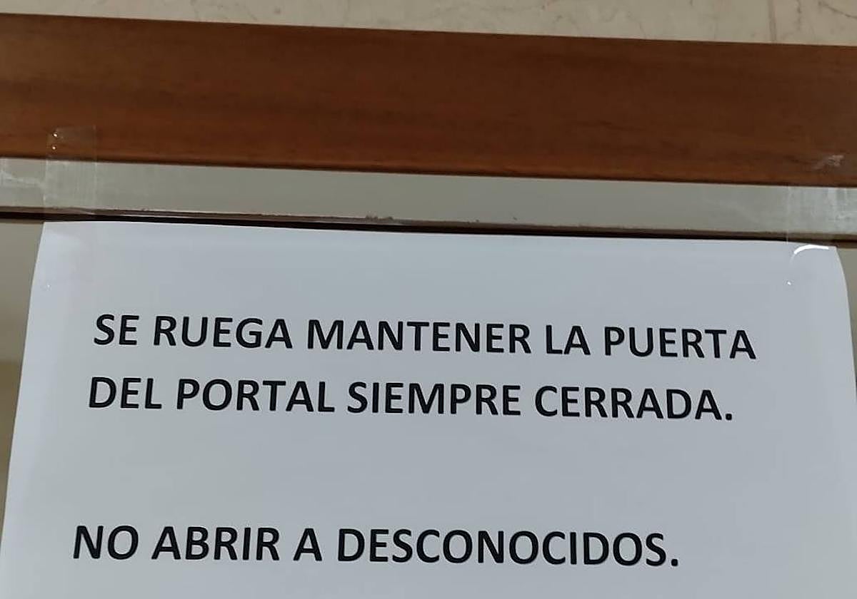 Cartel en el portal de Las Perlas