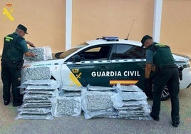 Encuentran un turismo con 65 kilos de cogollos de marihuana en Chirivel