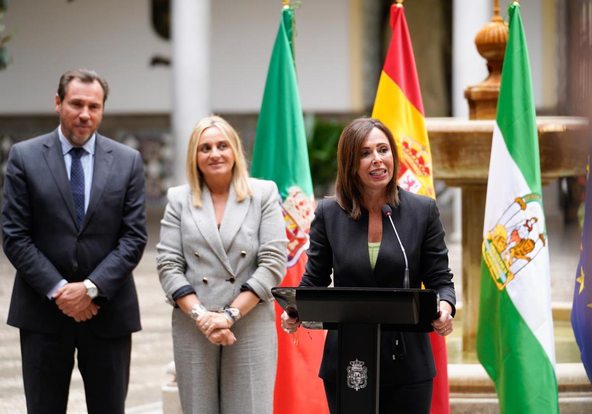 La consejera de Fomento Rocío Díaz interviene ante los medios tras la reunión.