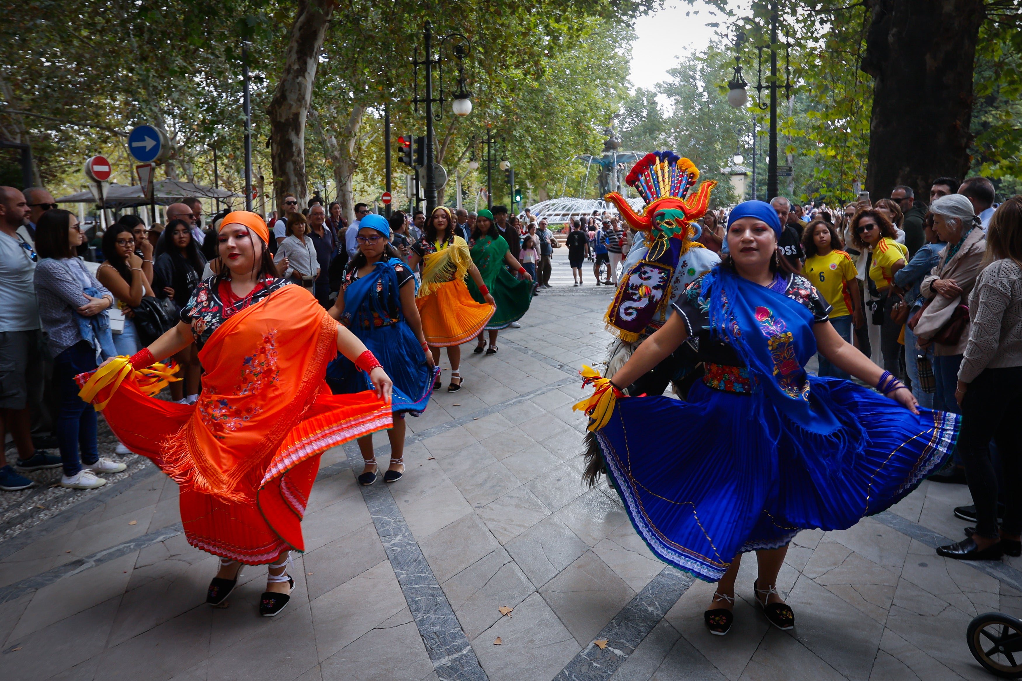 Las coloridas imágenes del desfile del Mestizaje en Granada por el 12 de octubre