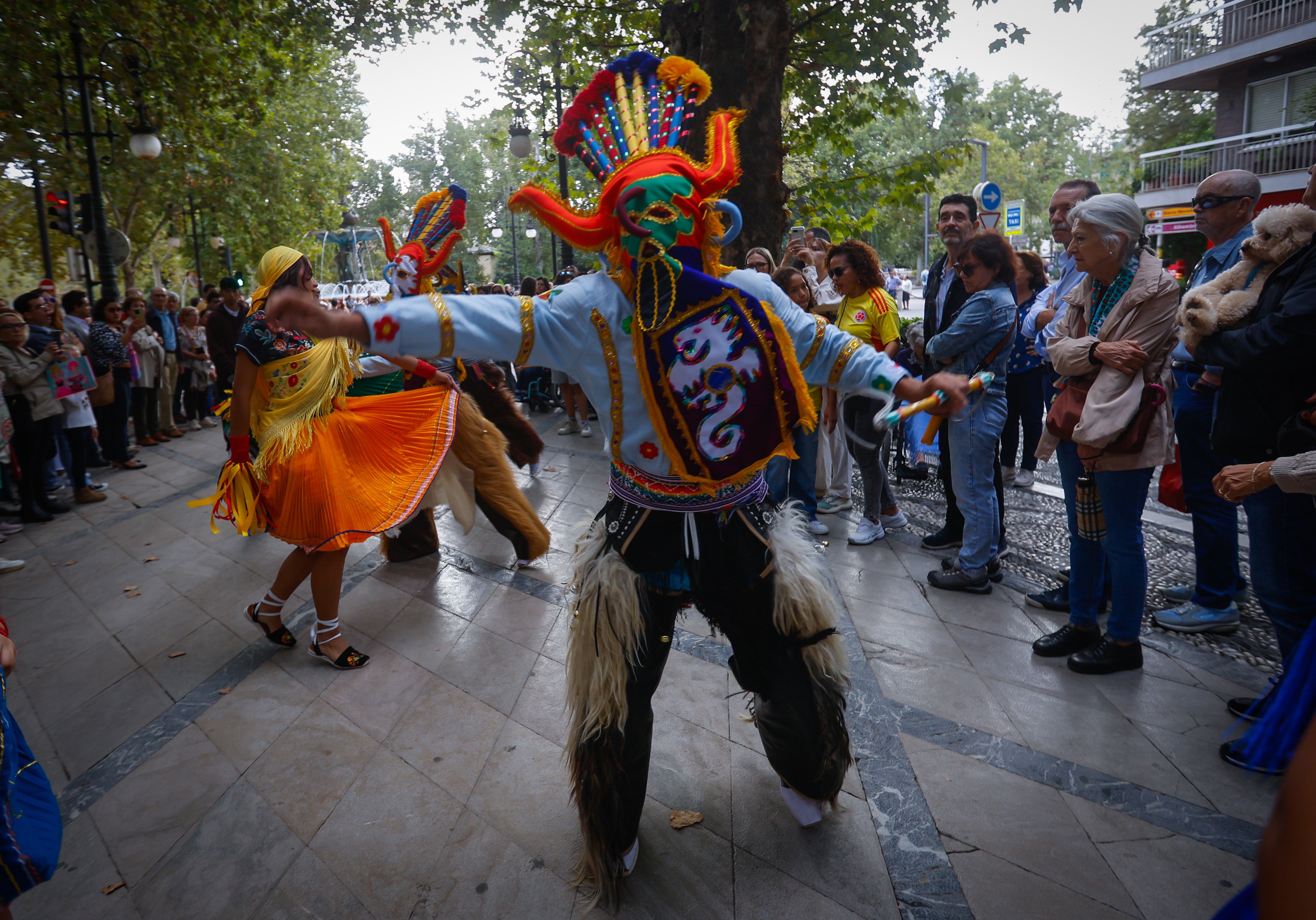 Las coloridas imágenes del desfile del Mestizaje en Granada por el 12 de octubre