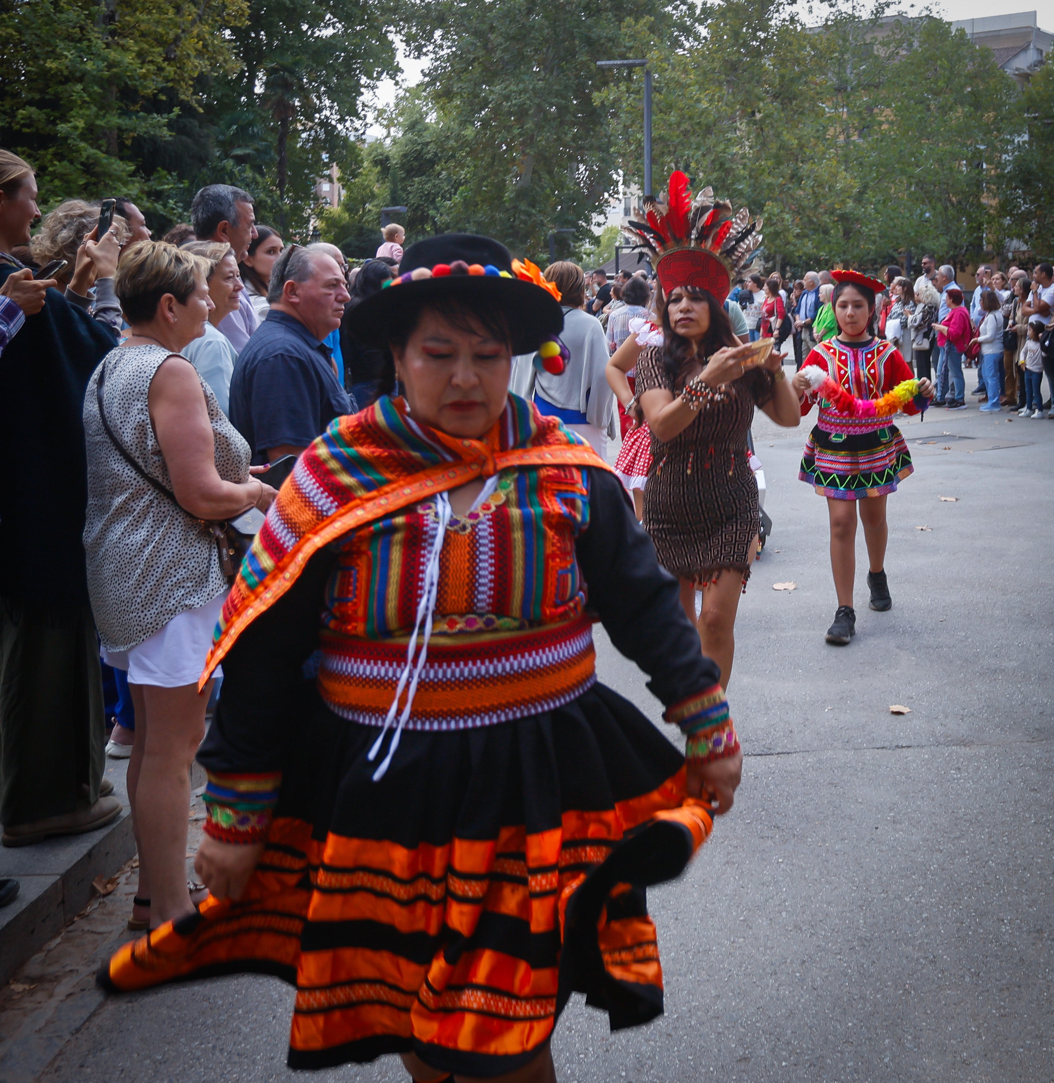 Las coloridas imágenes del desfile del Mestizaje en Granada por el 12 de octubre