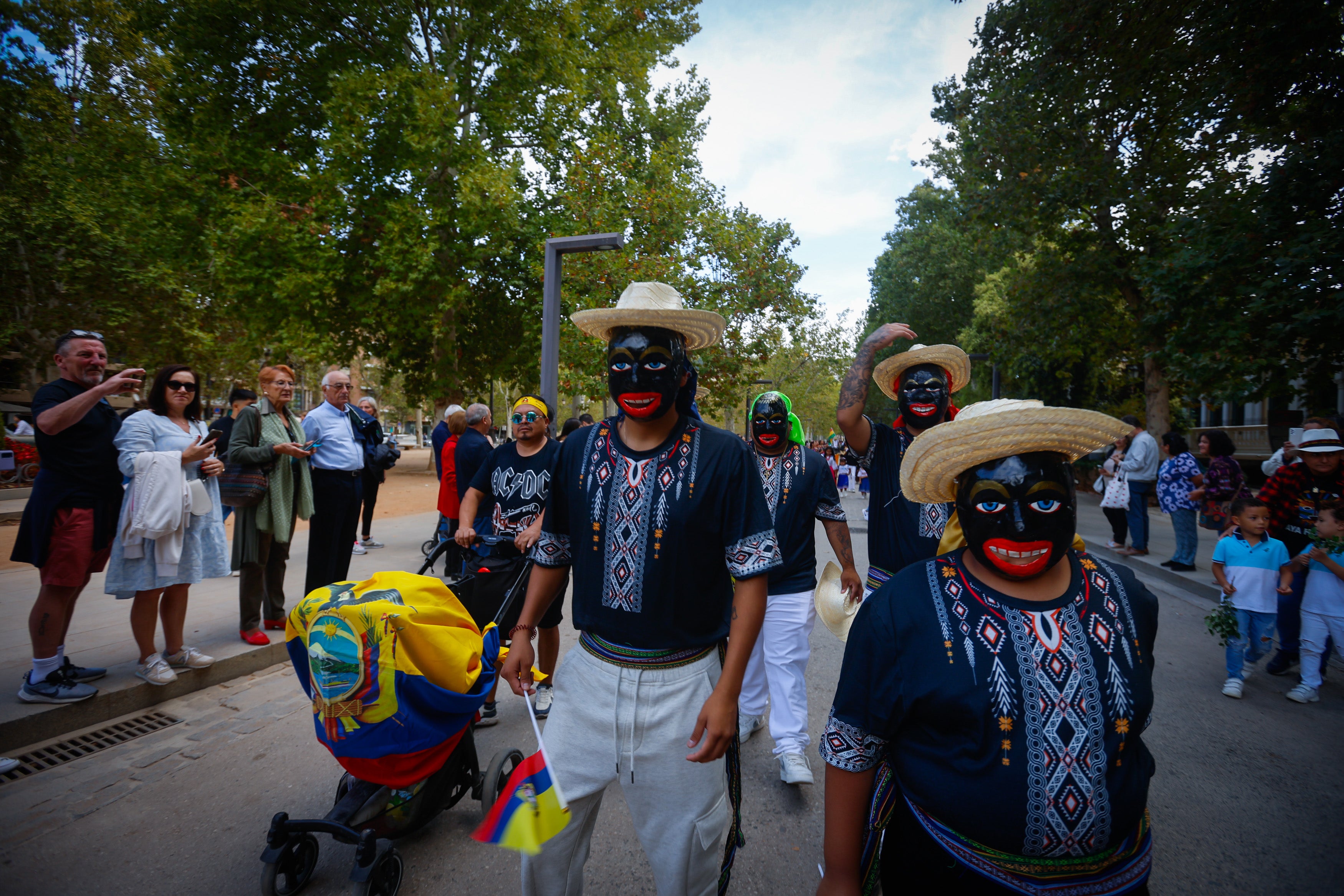 Las coloridas imágenes del desfile del Mestizaje en Granada por el 12 de octubre