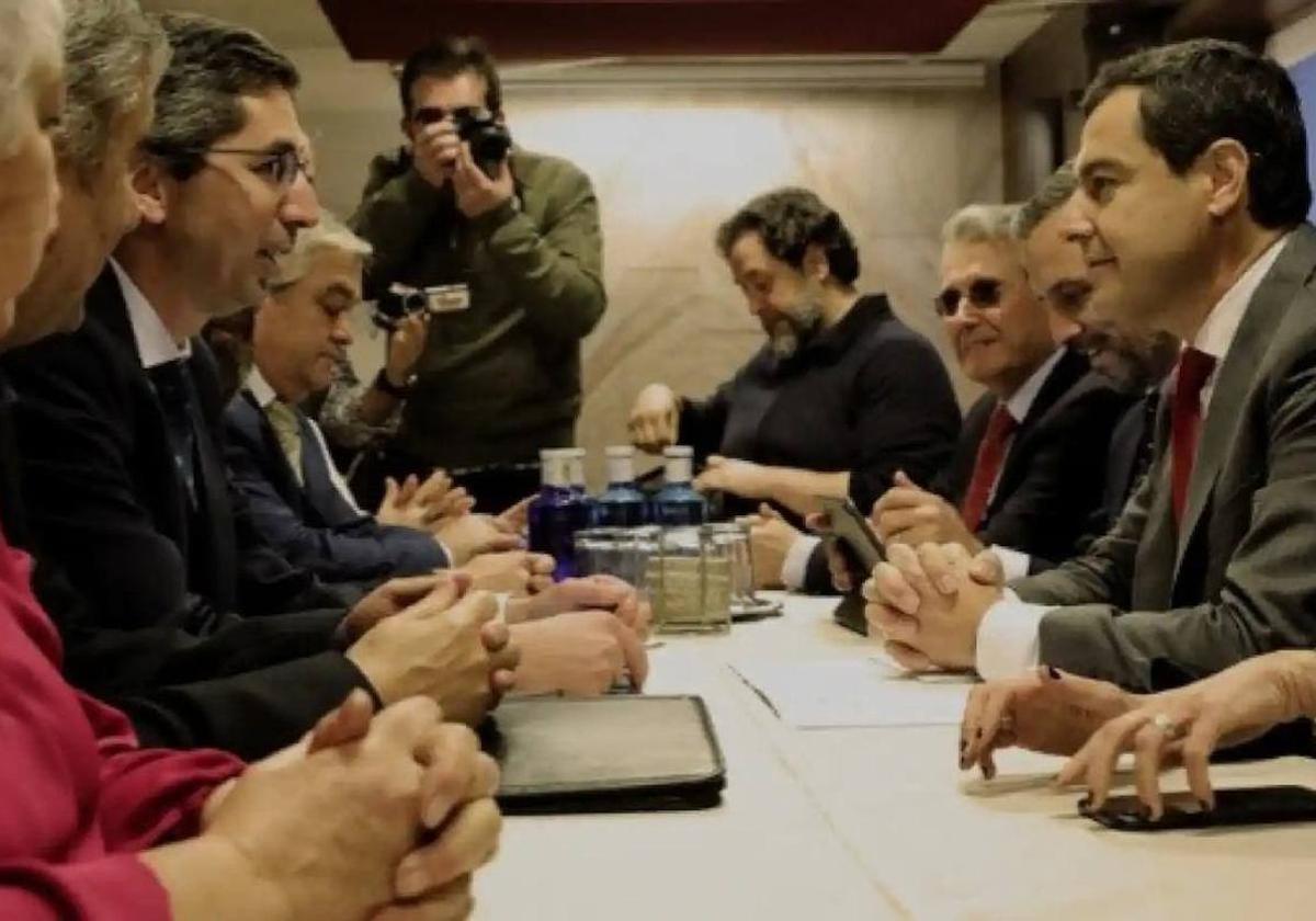 El presidente de la Junta, Juanma Moreno (derecha), y el de JM+, Juan Manuel Camacho.