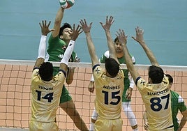 Alaka'i Todd intenta superar el bloqueo de Vidoni, Méndez y Martina.